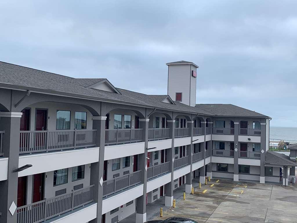 Red Roof Inn Plus + Galveston - Beachfront Exterior photo
